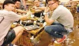 学校搬凳子吃瓜,共享欢乐时光