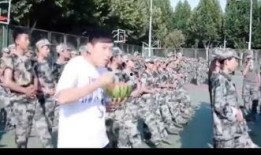 新生军训学长吃瓜,揭秘新生军训那些事儿