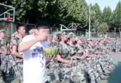 新生军训学长吃瓜,揭秘新生军训那些事儿