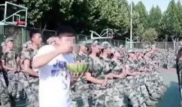 新生军训学长吃瓜,揭秘新生军训那些事儿